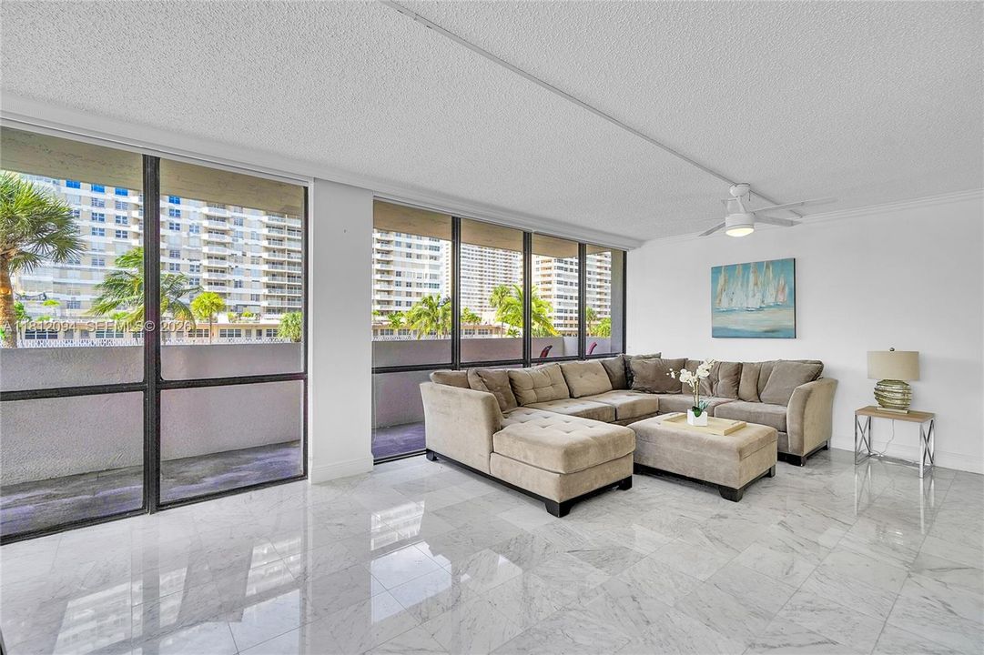 На продажу: $419,000 (2 спален, 2 ванн, 1270 Квадратных фут)