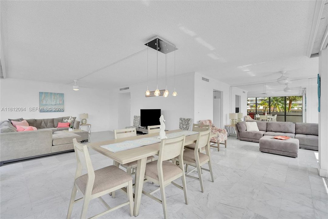 На продажу: $419,000 (2 спален, 2 ванн, 1270 Квадратных фут)