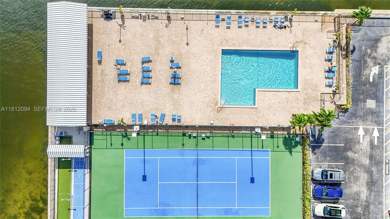 На продажу: $419,000 (2 спален, 2 ванн, 1270 Квадратных фут)