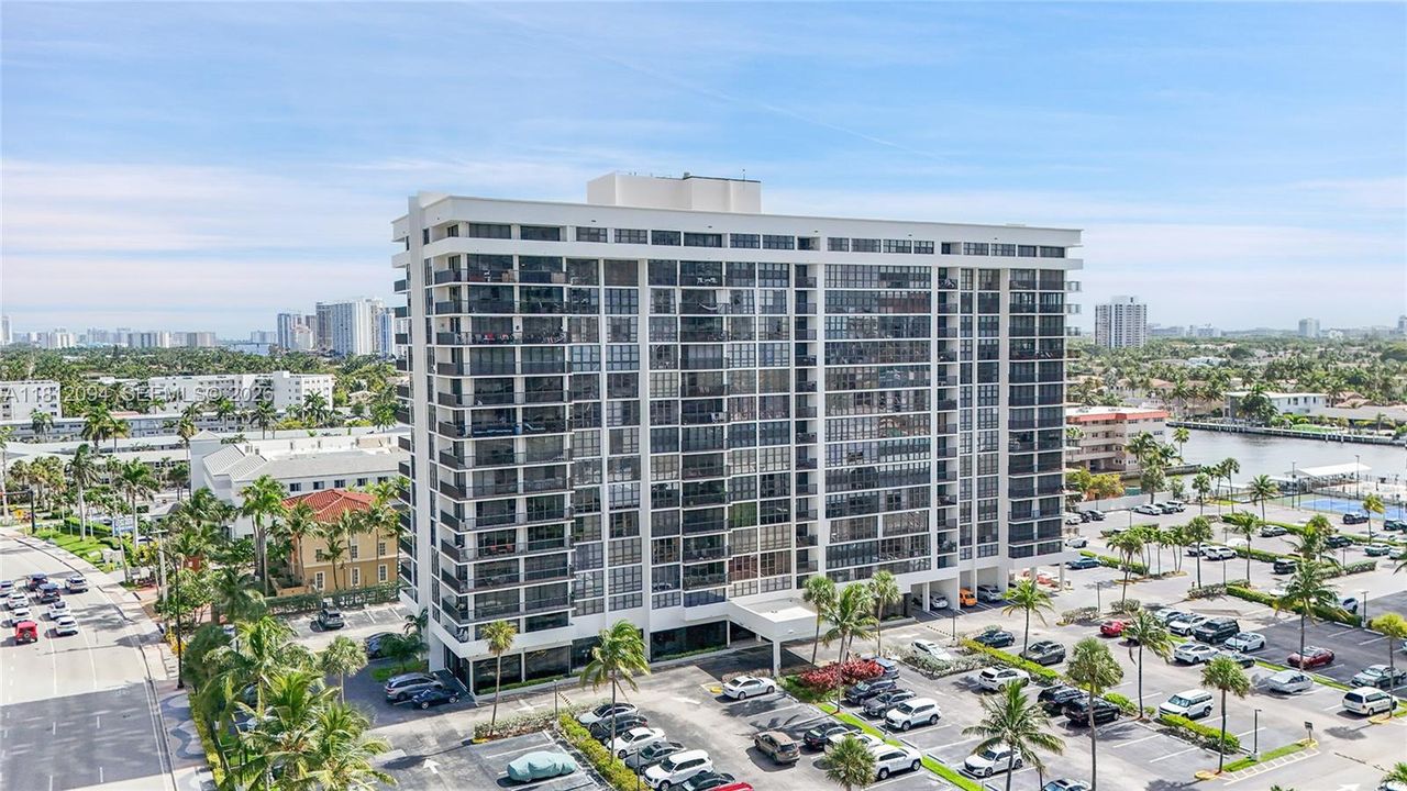 На продажу: $419,000 (2 спален, 2 ванн, 1270 Квадратных фут)