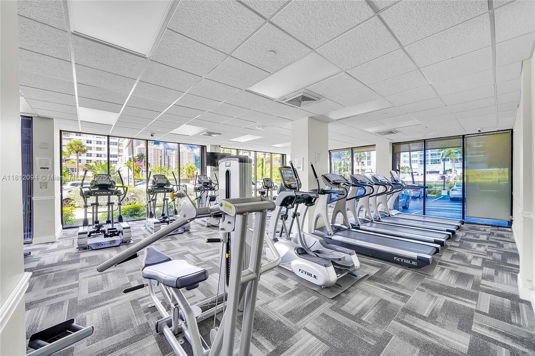 На продажу: $419,000 (2 спален, 2 ванн, 1270 Квадратных фут)