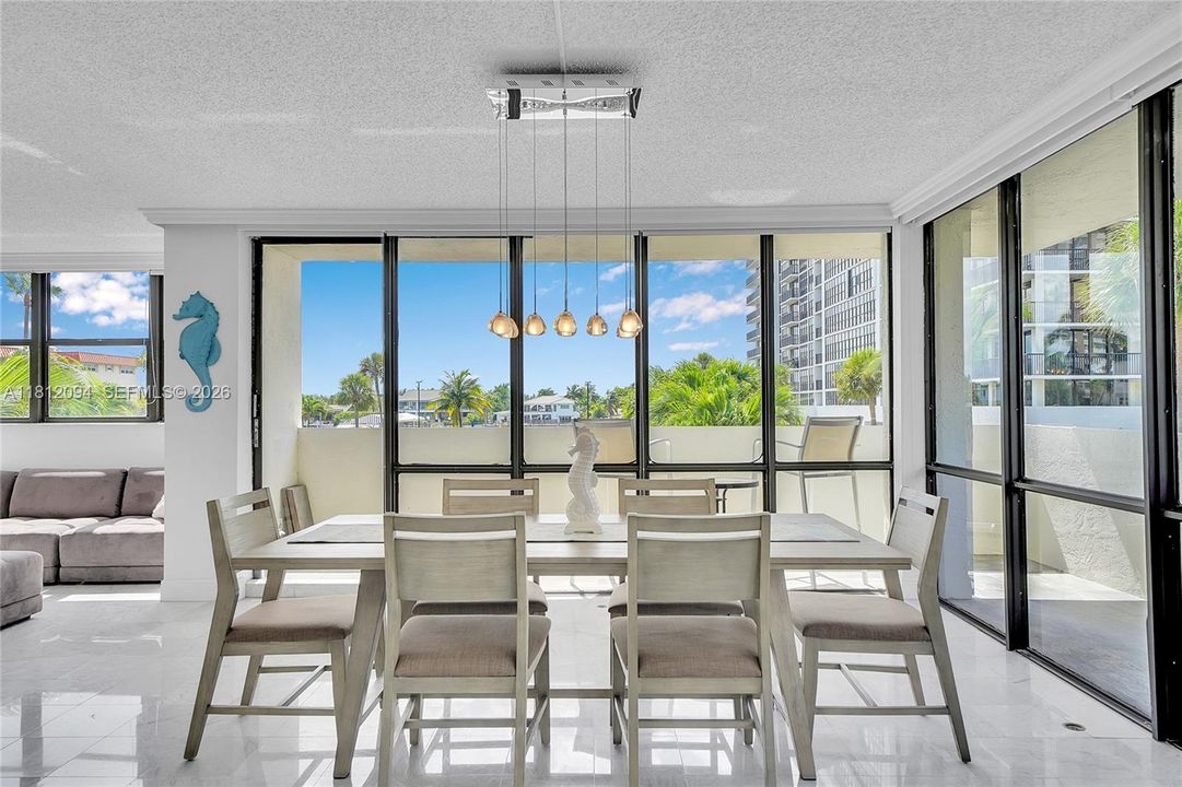 На продажу: $419,000 (2 спален, 2 ванн, 1270 Квадратных фут)