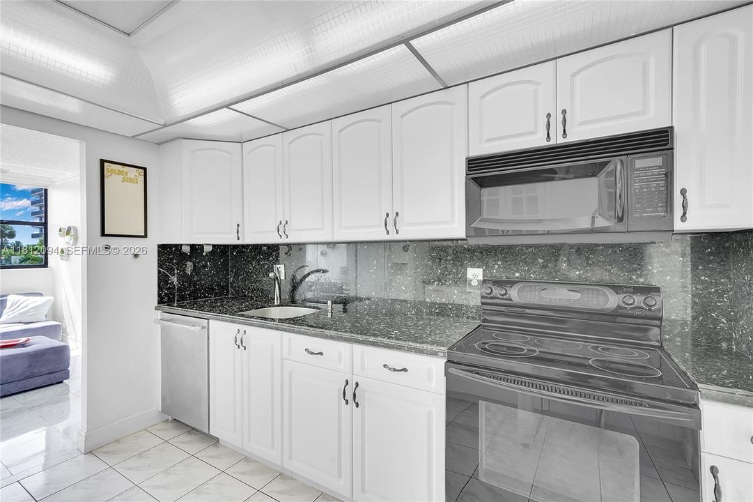 На продажу: $419,000 (2 спален, 2 ванн, 1270 Квадратных фут)