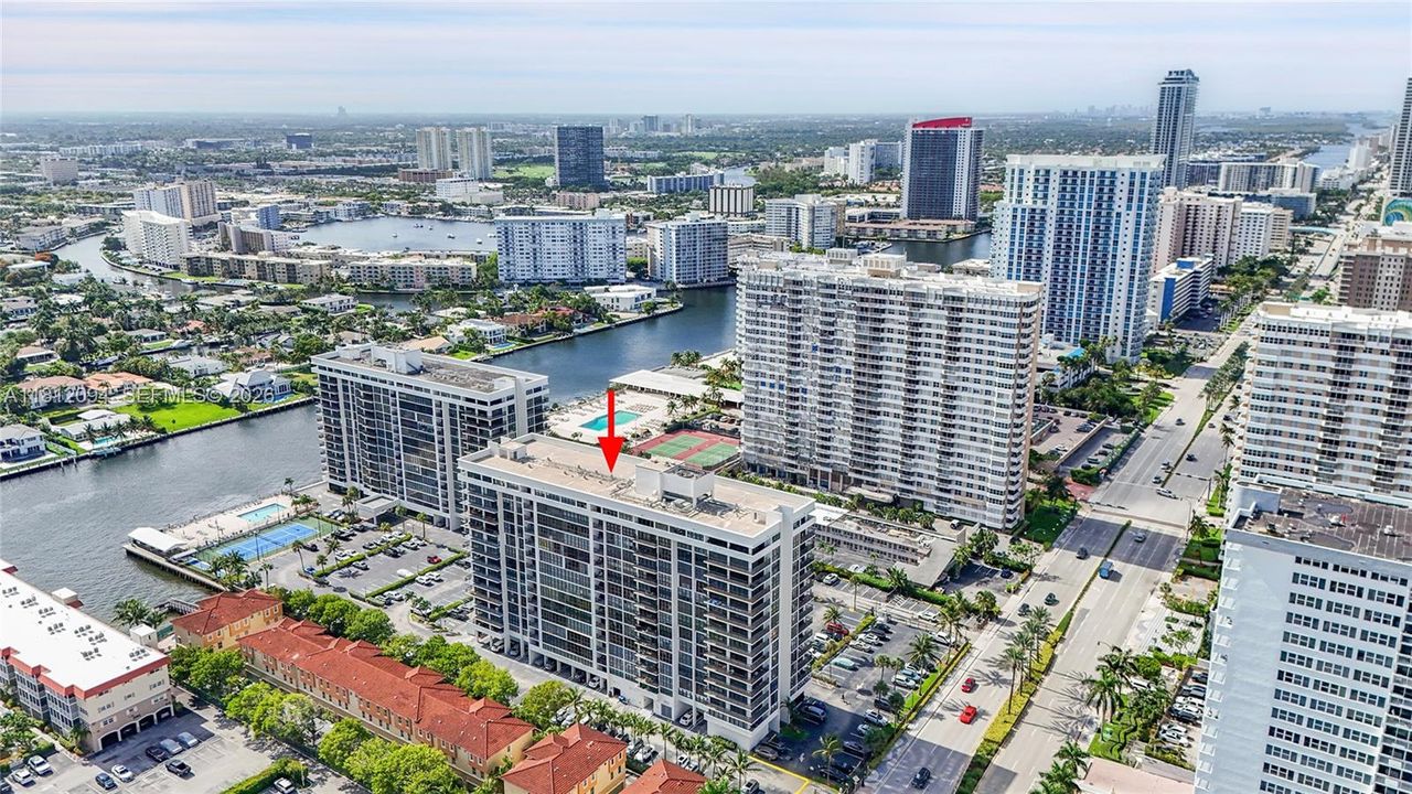 На продажу: $419,000 (2 спален, 2 ванн, 1270 Квадратных фут)