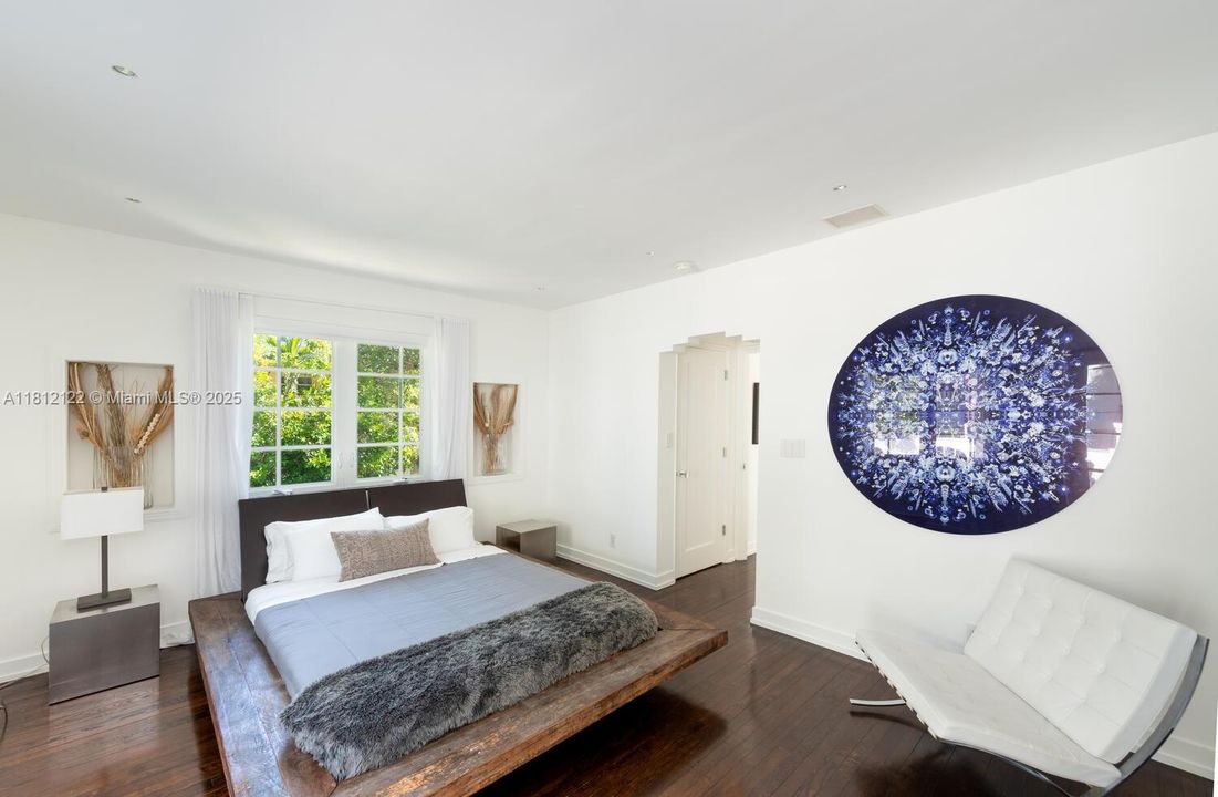 Под контрактом: $25,000 (4 спален, 4 ванн, 3725 Квадратных фут)