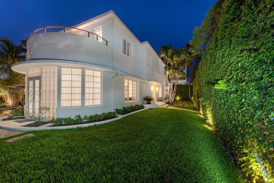 Под контрактом: $25,000 (4 спален, 4 ванн, 3725 Квадратных фут)