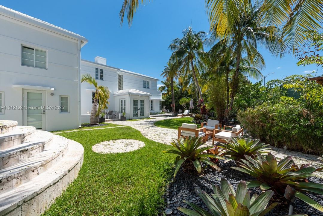 Под контрактом: $25,000 (4 спален, 4 ванн, 3725 Квадратных фут)