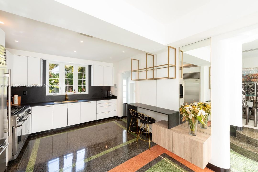 Под контрактом: $25,000 (4 спален, 4 ванн, 3725 Квадратных фут)