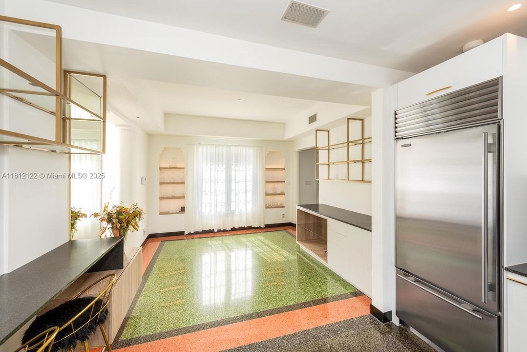 Под контрактом: $25,000 (4 спален, 4 ванн, 3725 Квадратных фут)