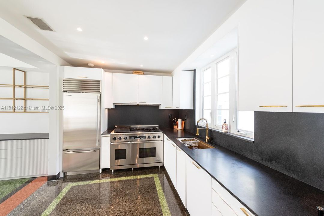 Под контрактом: $25,000 (4 спален, 4 ванн, 3725 Квадратных фут)