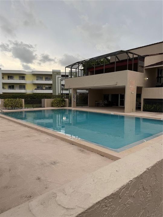 Activo con contrato: $248,000 (2 camas, 2 baños, 911 Pies cuadrados)