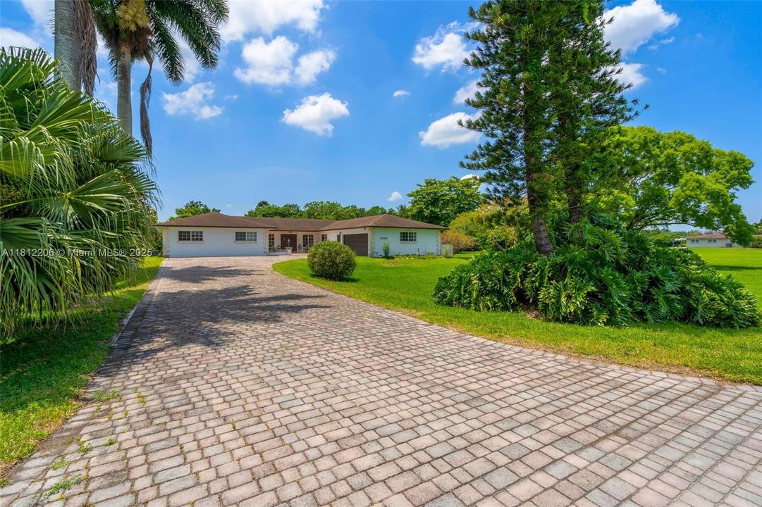 合同活跃: $1,699,000 (7 贝兹, 4 浴室, 3762 平方英尺)