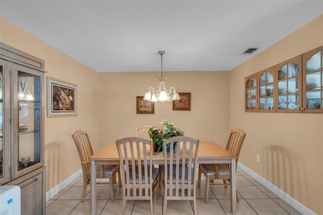 合同活跃: $1,699,000 (7 贝兹, 4 浴室, 3762 平方英尺)