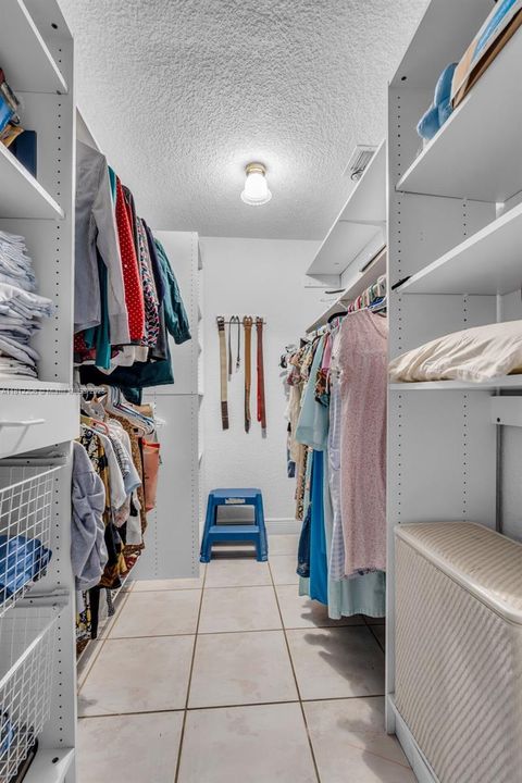 合同活跃: $1,699,000 (7 贝兹, 4 浴室, 3762 平方英尺)