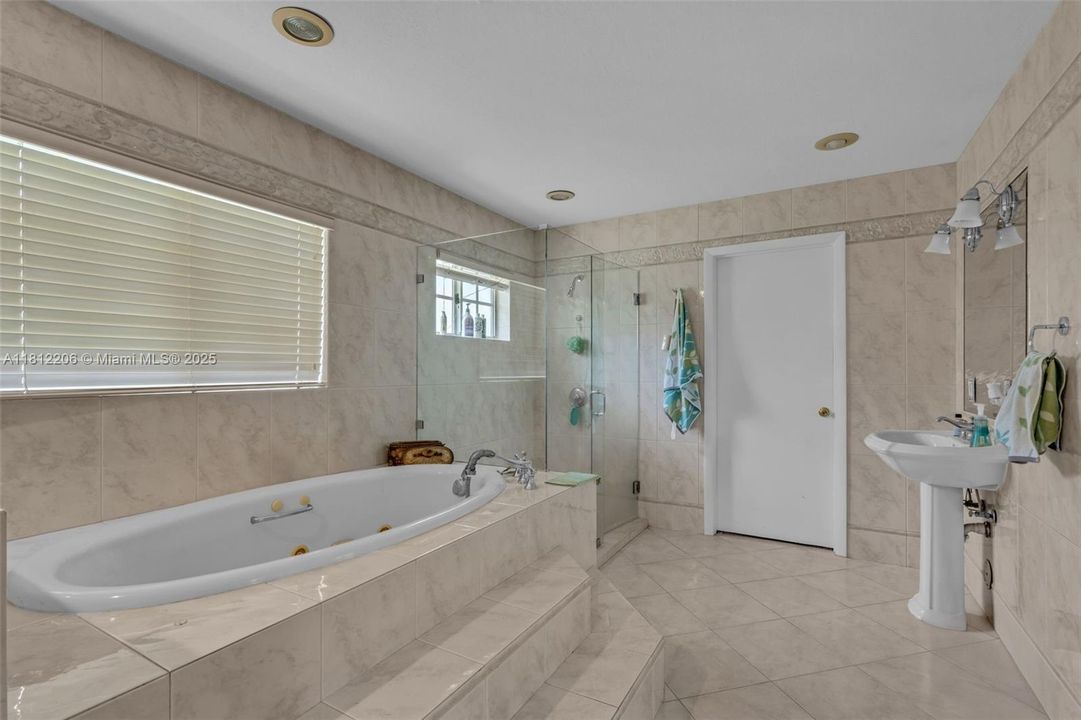 合同活跃: $1,699,000 (7 贝兹, 4 浴室, 3762 平方英尺)