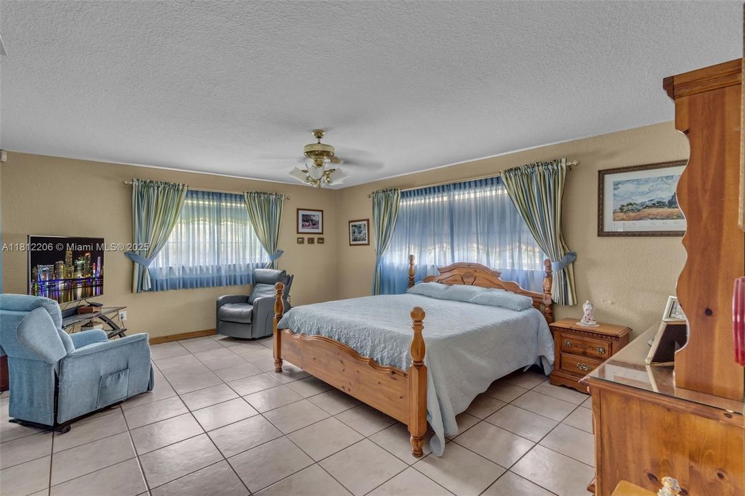 合同活跃: $1,699,000 (7 贝兹, 4 浴室, 3762 平方英尺)