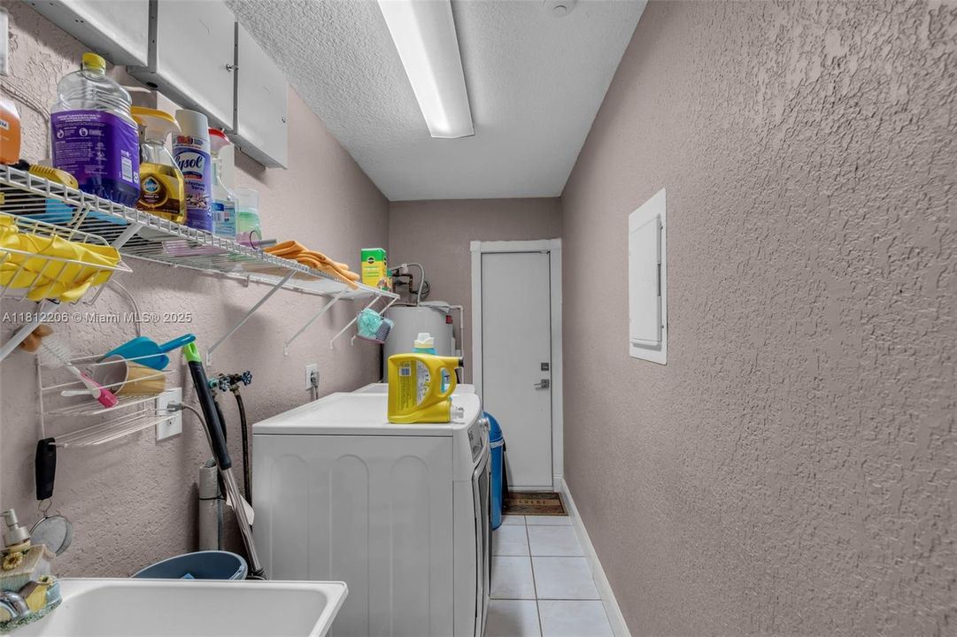 合同活跃: $1,699,000 (7 贝兹, 4 浴室, 3762 平方英尺)