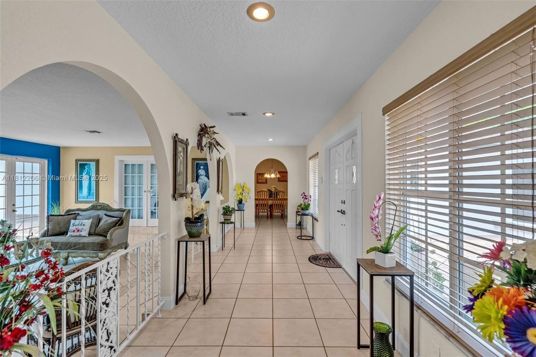 合同活跃: $1,699,000 (7 贝兹, 4 浴室, 3762 平方英尺)