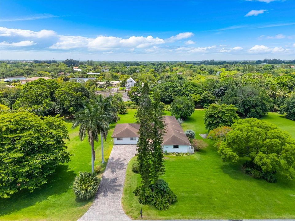 合同活跃: $1,699,000 (7 贝兹, 4 浴室, 3762 平方英尺)