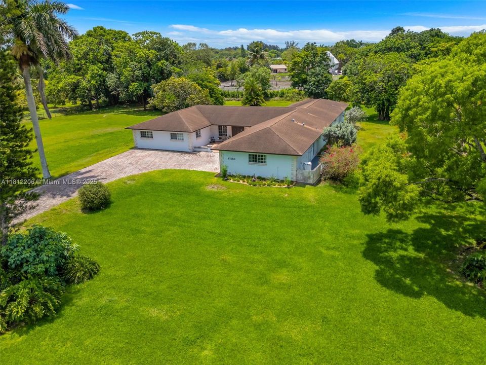 合同活跃: $1,699,000 (7 贝兹, 4 浴室, 3762 平方英尺)