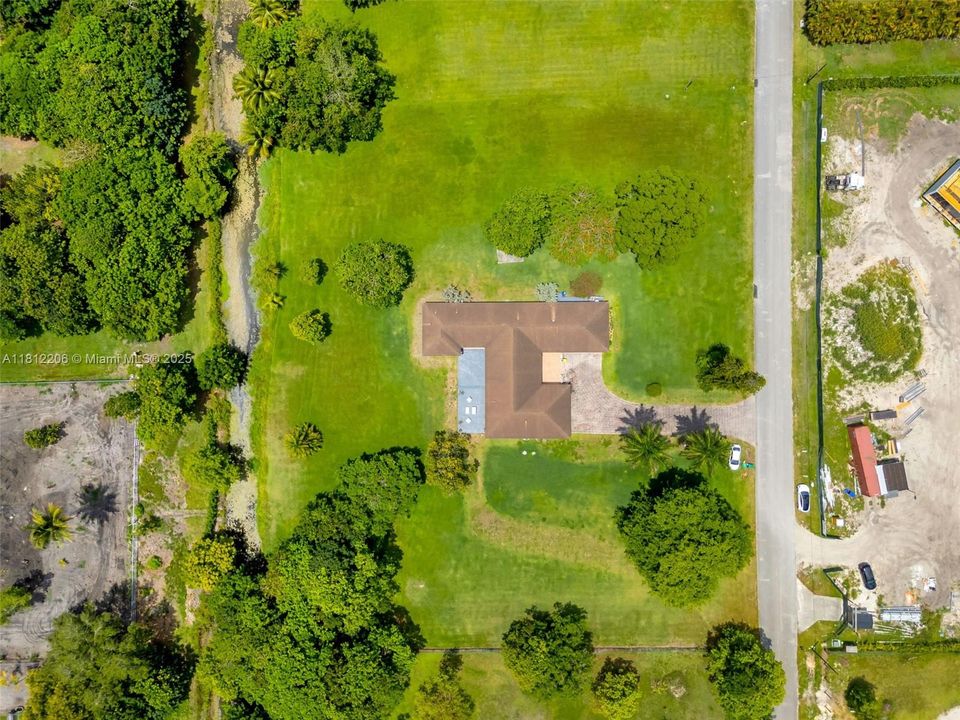 合同活跃: $1,699,000 (7 贝兹, 4 浴室, 3762 平方英尺)