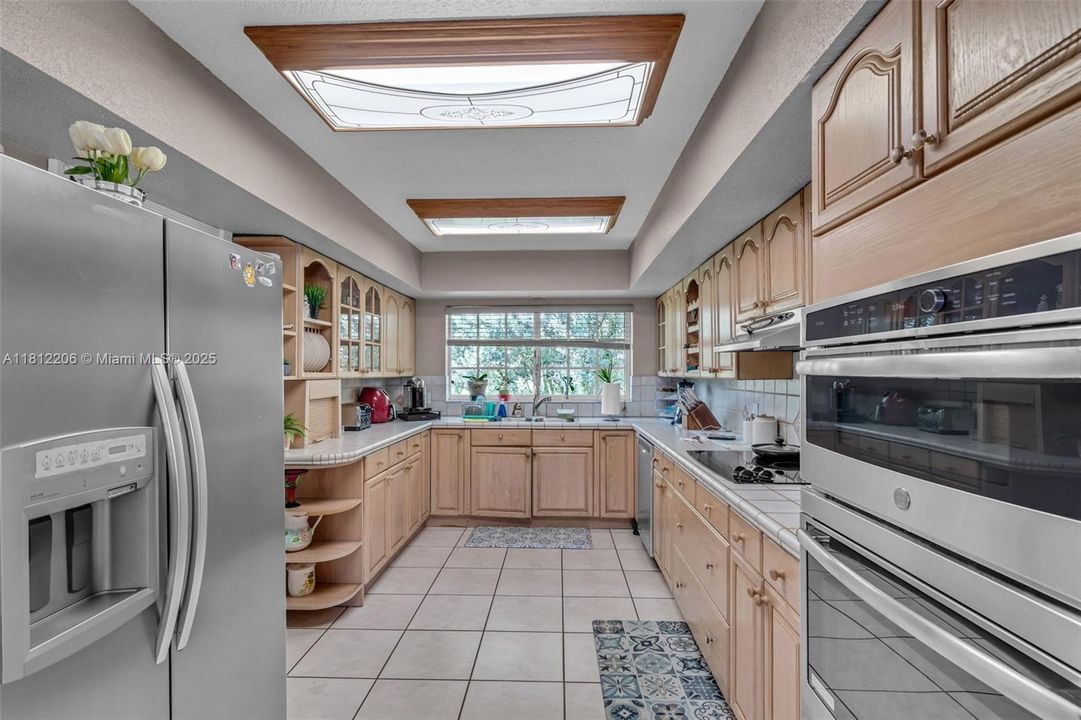 合同活跃: $1,699,000 (7 贝兹, 4 浴室, 3762 平方英尺)