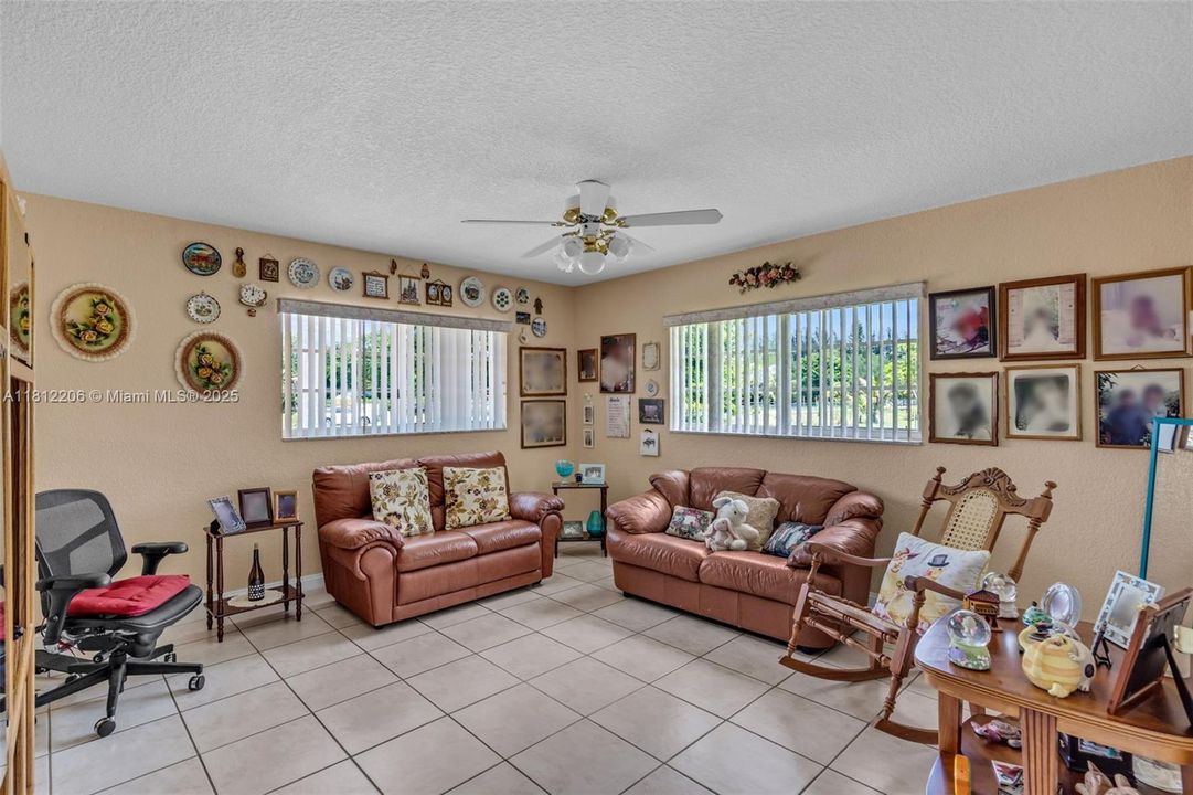 合同活跃: $1,699,000 (7 贝兹, 4 浴室, 3762 平方英尺)