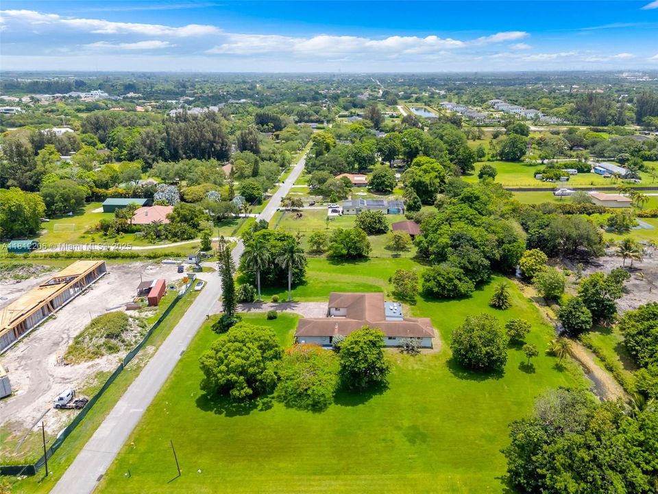 合同活跃: $1,699,000 (7 贝兹, 4 浴室, 3762 平方英尺)