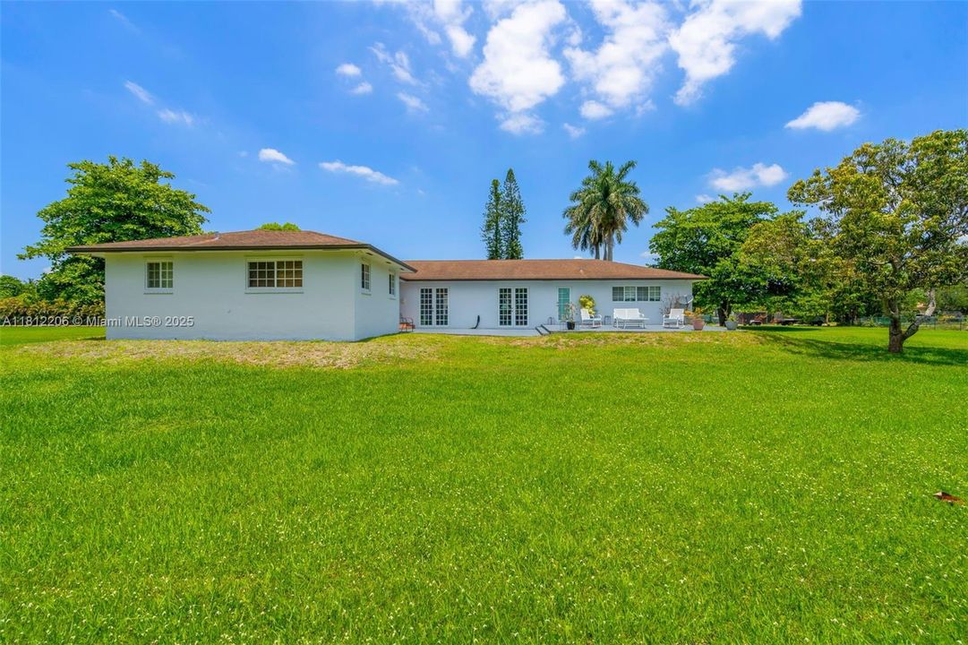 合同活跃: $1,699,000 (7 贝兹, 4 浴室, 3762 平方英尺)