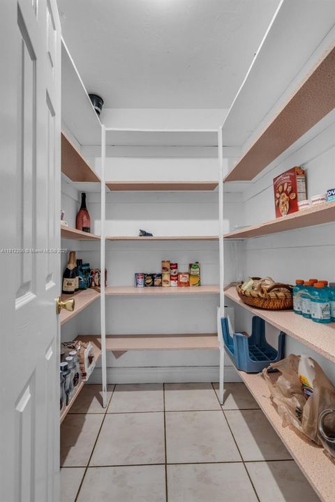 合同活跃: $1,699,000 (7 贝兹, 4 浴室, 3762 平方英尺)