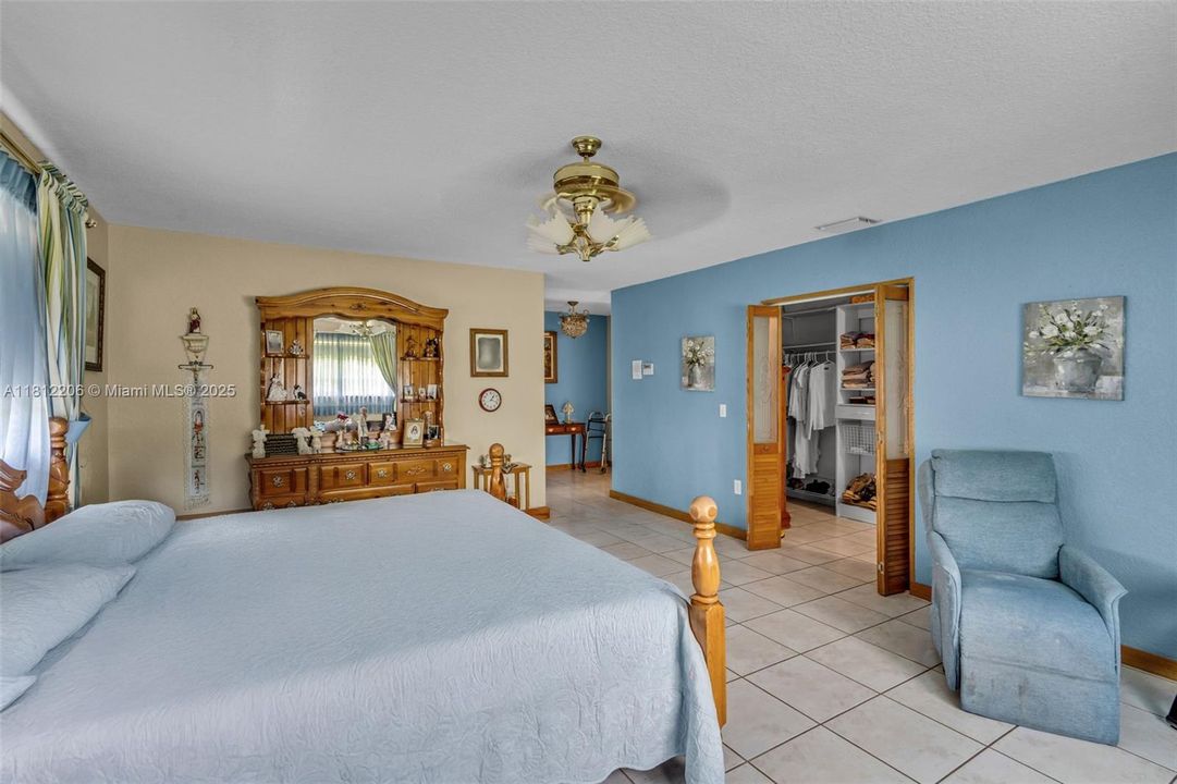 合同活跃: $1,699,000 (7 贝兹, 4 浴室, 3762 平方英尺)