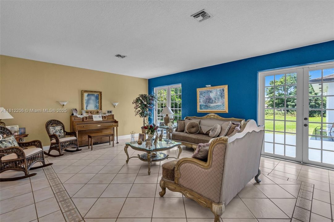 合同活跃: $1,699,000 (7 贝兹, 4 浴室, 3762 平方英尺)