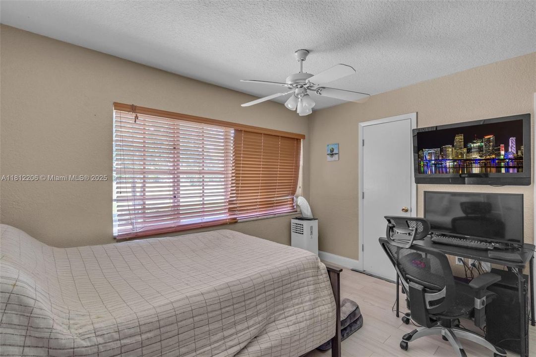 合同活跃: $1,699,000 (7 贝兹, 4 浴室, 3762 平方英尺)