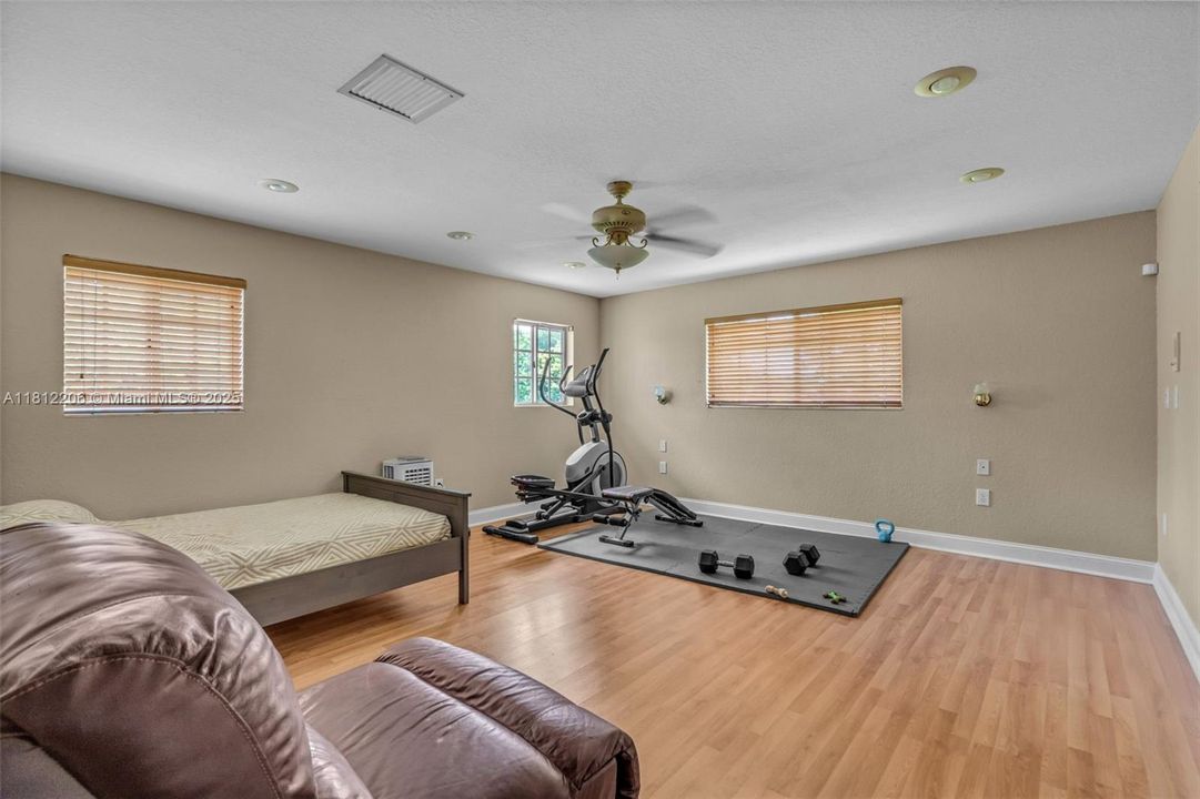 合同活跃: $1,699,000 (7 贝兹, 4 浴室, 3762 平方英尺)