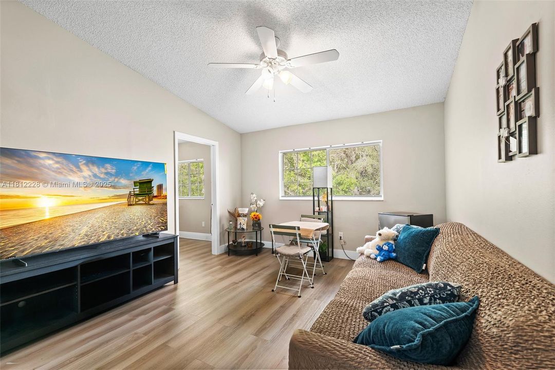 For Sale: $249,000 (2 beds, 1 baths, 749 Square Feet)