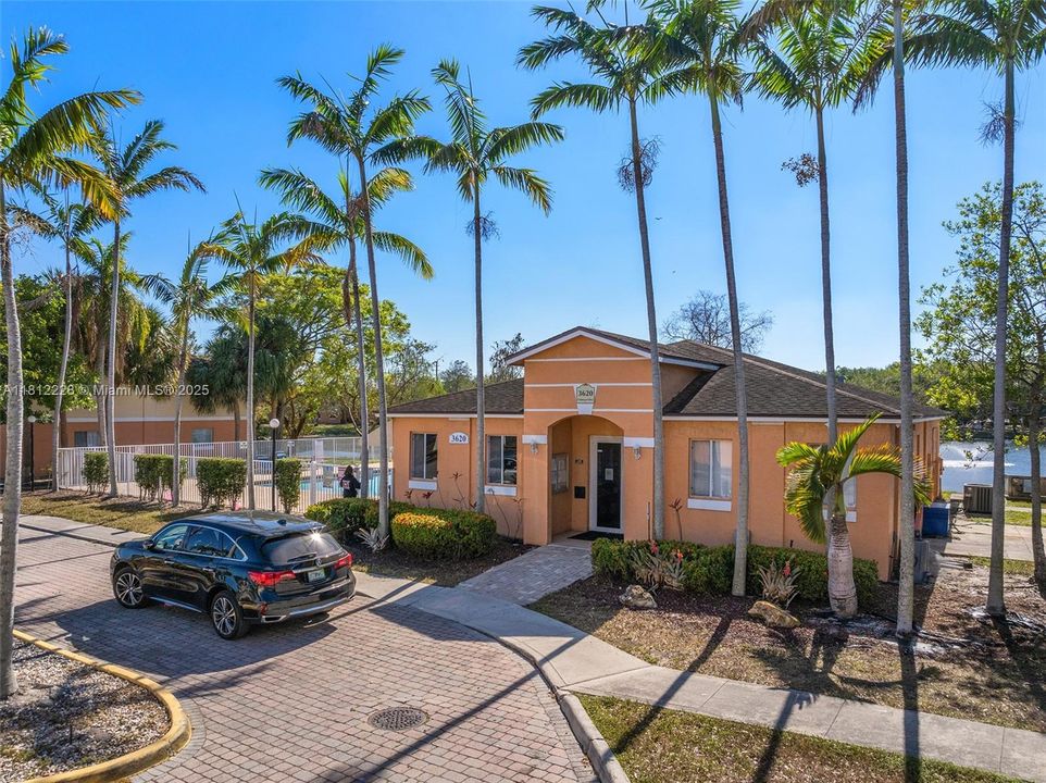 For Sale: $249,000 (2 beds, 1 baths, 749 Square Feet)