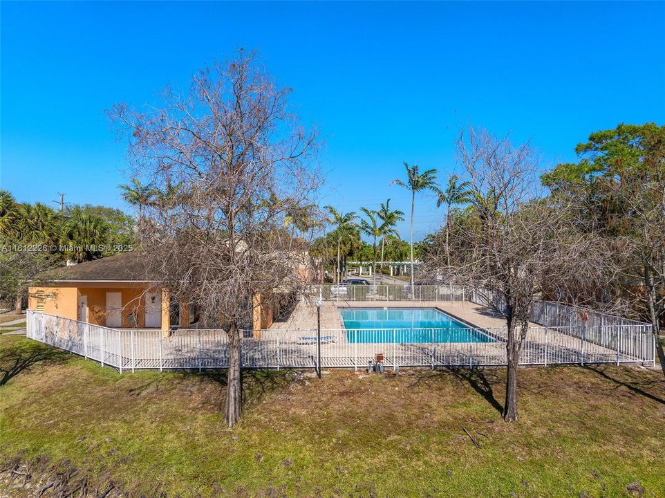 For Sale: $249,000 (2 beds, 1 baths, 749 Square Feet)