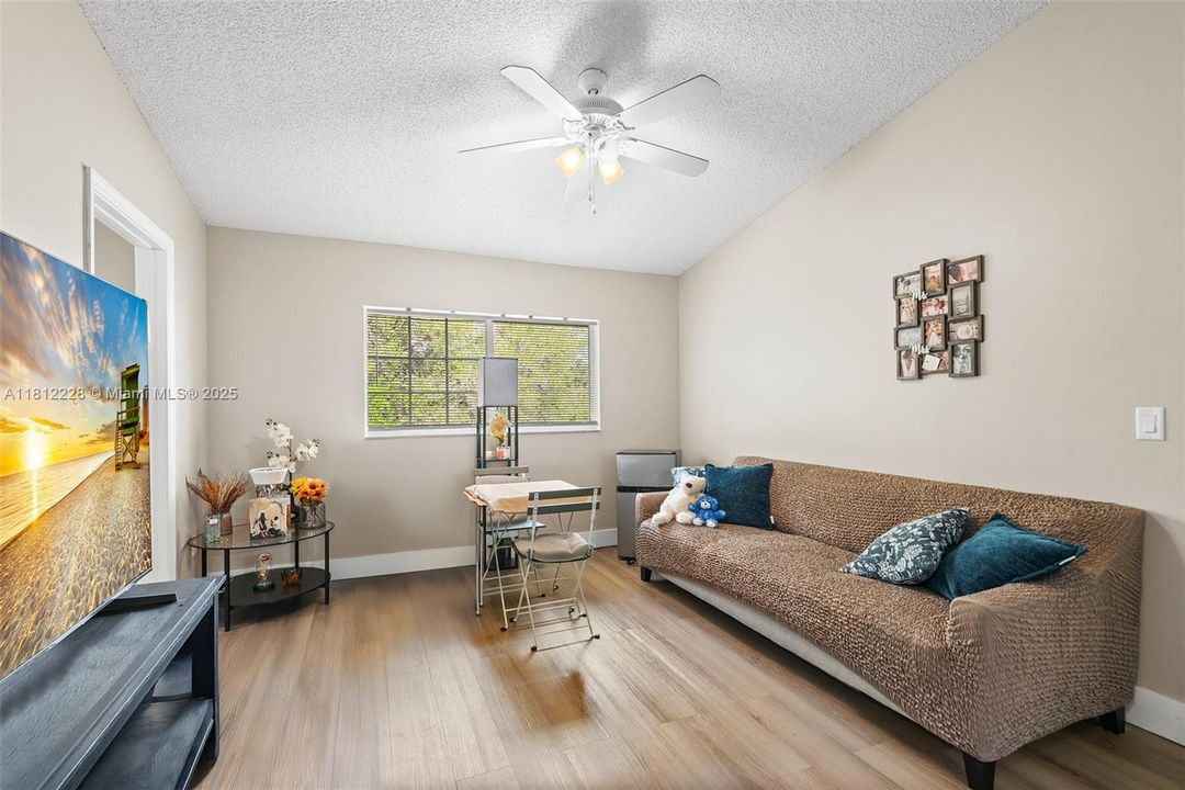 For Sale: $249,000 (2 beds, 1 baths, 749 Square Feet)