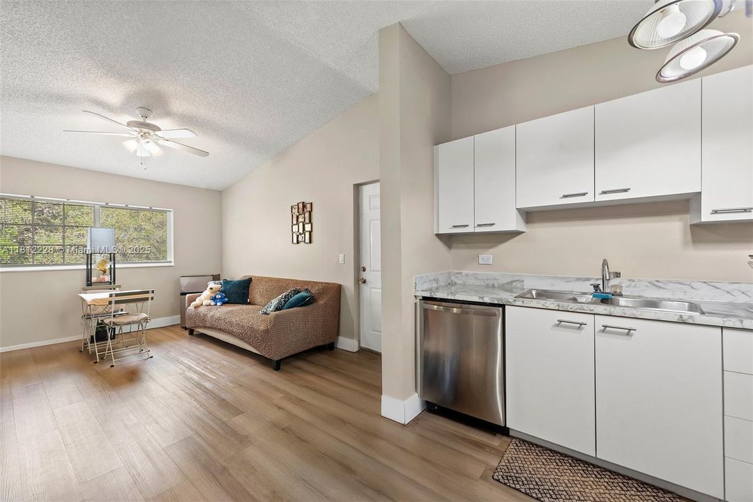 For Sale: $249,000 (2 beds, 1 baths, 749 Square Feet)