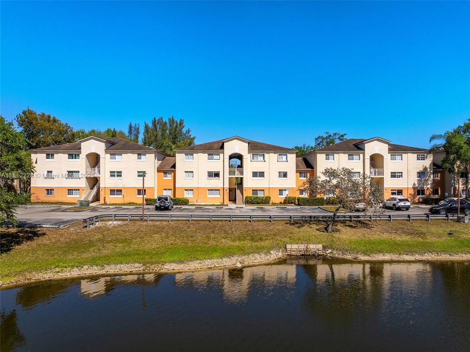 For Sale: $249,000 (2 beds, 1 baths, 749 Square Feet)