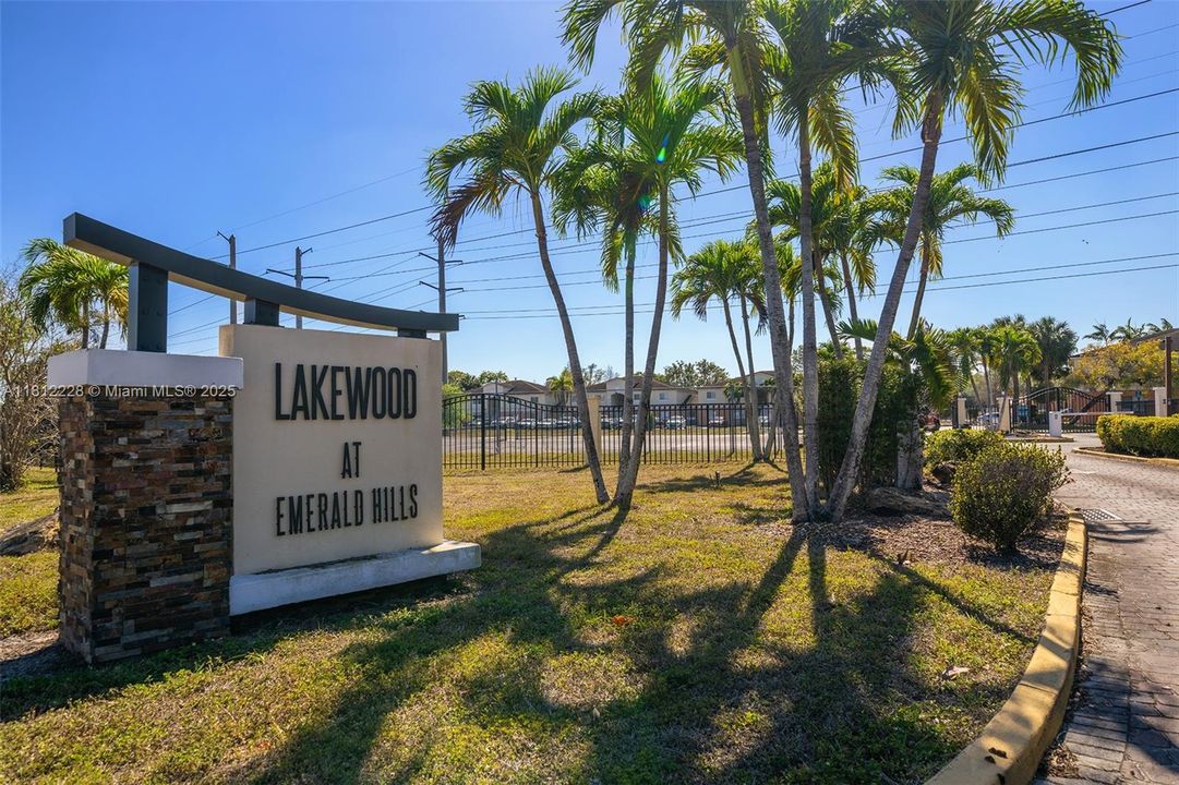 For Sale: $249,000 (2 beds, 1 baths, 749 Square Feet)