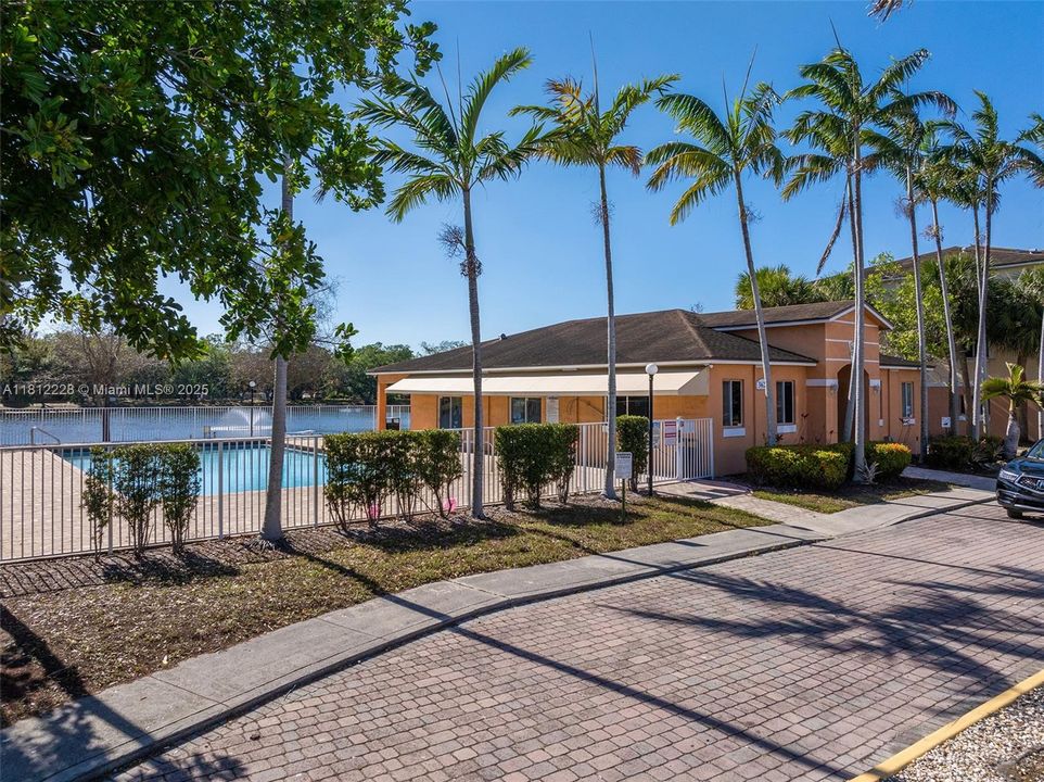 For Sale: $249,000 (2 beds, 1 baths, 749 Square Feet)