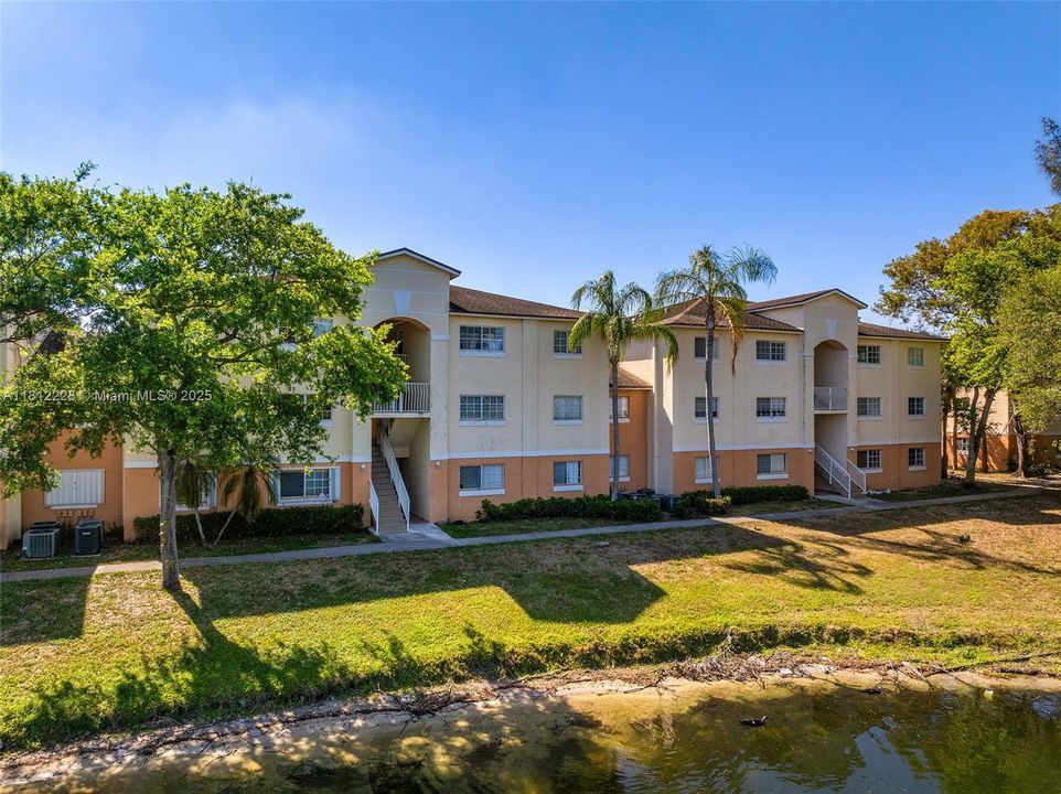 For Sale: $249,000 (2 beds, 1 baths, 749 Square Feet)