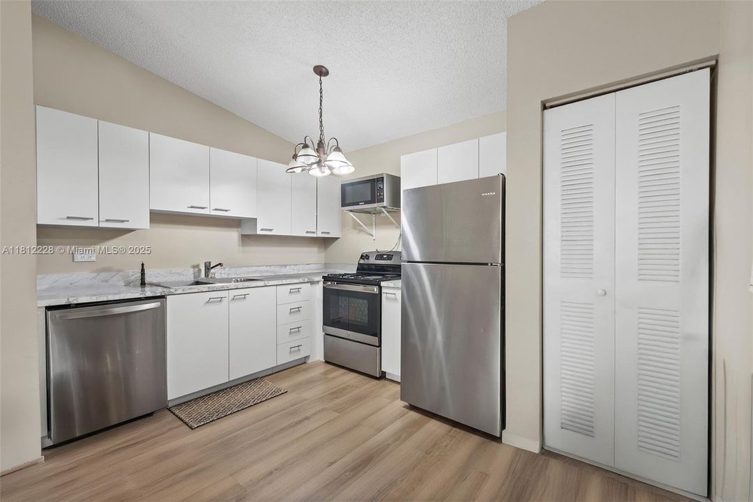 For Sale: $249,000 (2 beds, 1 baths, 749 Square Feet)
