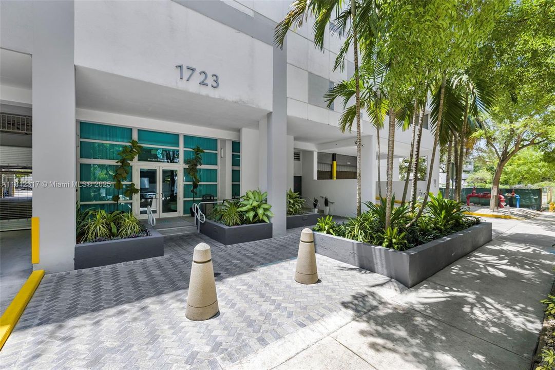Recently Sold: $519,000 (2 beds, 2 baths, 881 Square Feet)