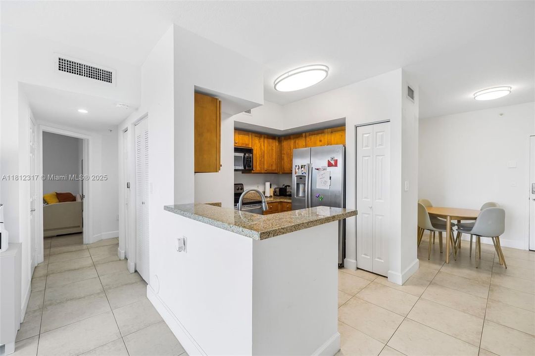 Recently Sold: $519,000 (2 beds, 2 baths, 881 Square Feet)