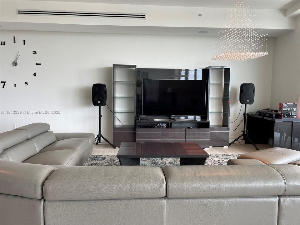 Recently Rented: $14,500 (4 beds, 4 baths, 3184 Square Feet)