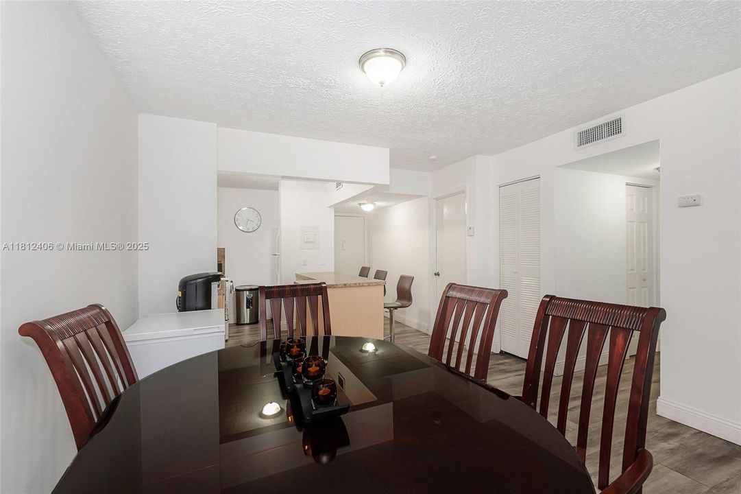 Недавно продано: $226,900 (2 спален, 1 ванн, 820 Квадратных фут)