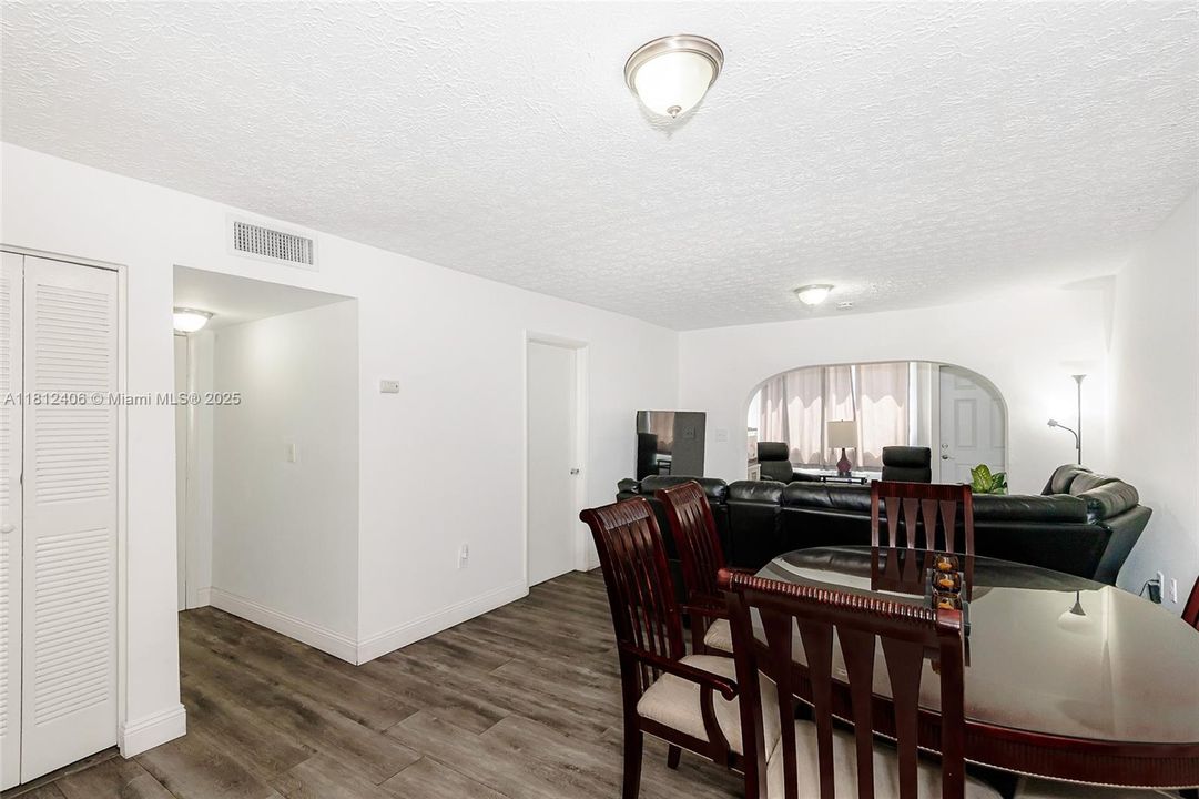 Недавно продано: $226,900 (2 спален, 1 ванн, 820 Квадратных фут)