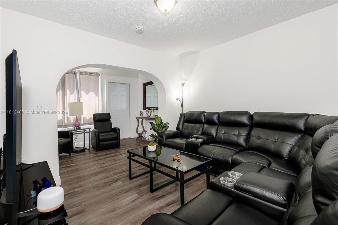 Недавно продано: $226,900 (2 спален, 1 ванн, 820 Квадратных фут)